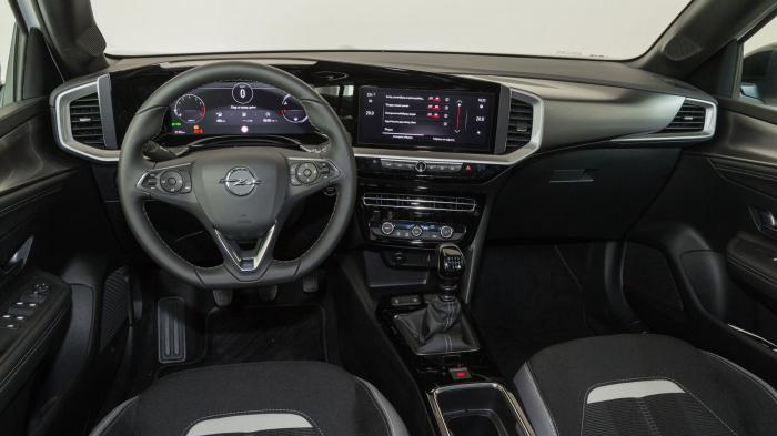 Opel Mokka 136 PS VS VW T-Roc 150 PS. Ποιο ξεχωρίζει σε εξοπλισμό ασφαλείας και άνεσης;