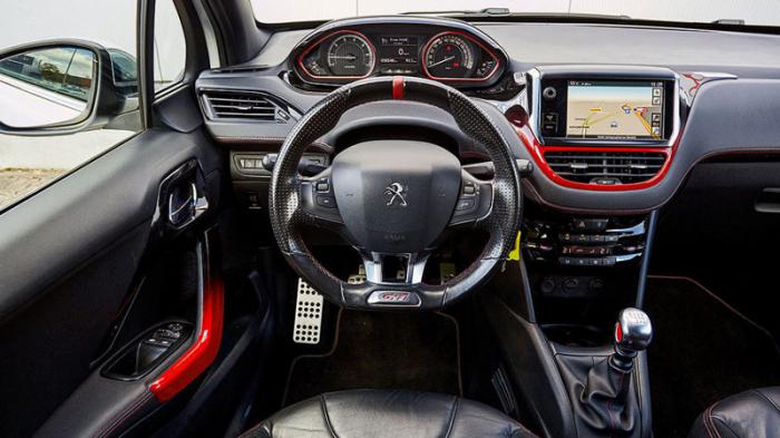 Το εσωτερικό του Peugeot 208 GTi διατηρείται σε πολύ καλή κατάσταση