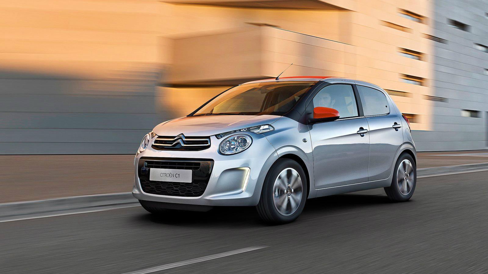 Το μικρό της Citroen είναι το μόνο της «τριάδας» που διατίθεται αποκλειστικά με 5θυρο αμάξωμα, ακόμα και στην έκδοση με τη μαλακή ηλεκτρικά αναδιπλούμ