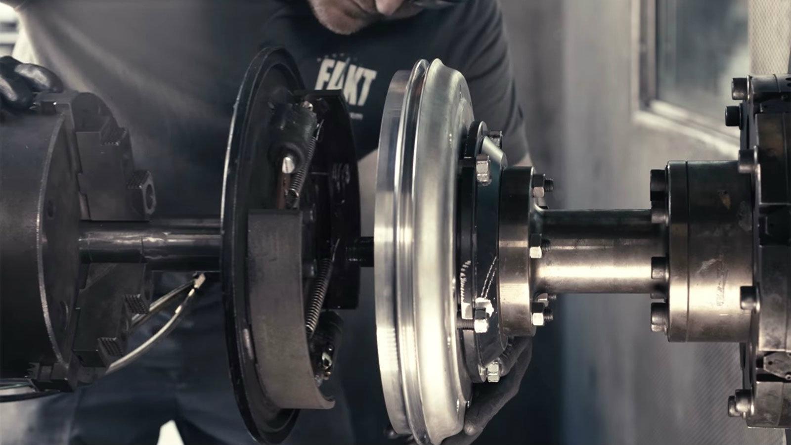 H Porsche Classic πήρε την απόφαση να κατασκευάσει νέα ταμπούρα, εξυπηρετώντας με αυτό τον τρόπο τους πελάτες της για την συντήρηση των οχημάτων τους.