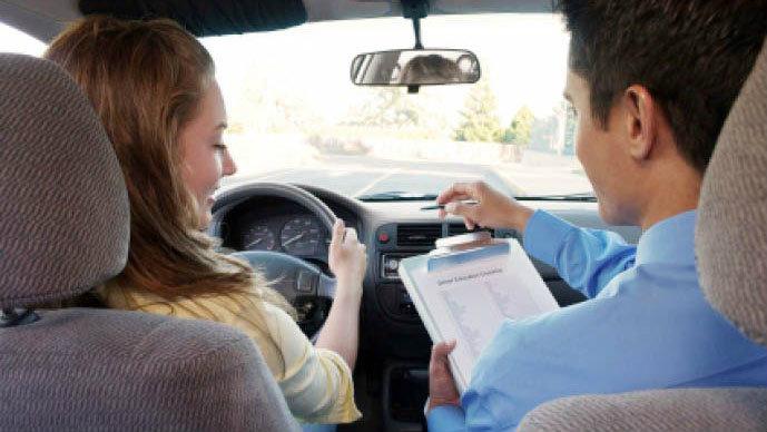 Δεν θα βρίσκονται μέσα στο αυτοκίνητο οι εξεταστές κατά την διάρκεια των εξετάσεων 