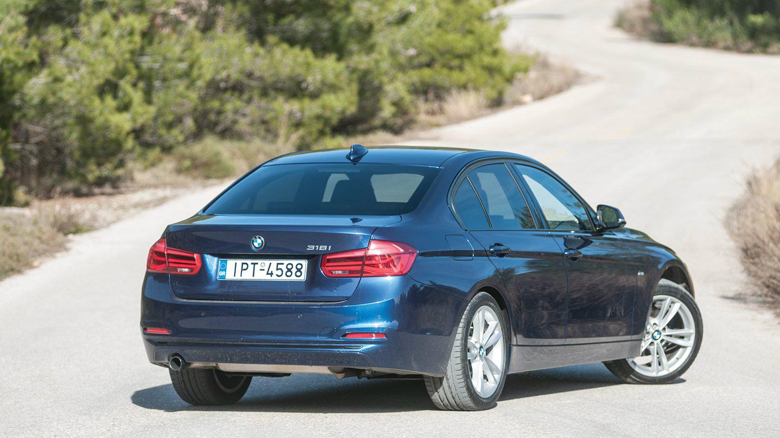 Ο κινητήρας της 318i είναι τρικύλινδρος 1,5 λίτρων αλλά η πολύ καλή τεχνολογία Twin Power Turbo που ενσωματώνει του επιτρέπει να κινεί αξιοπρεπώς το α