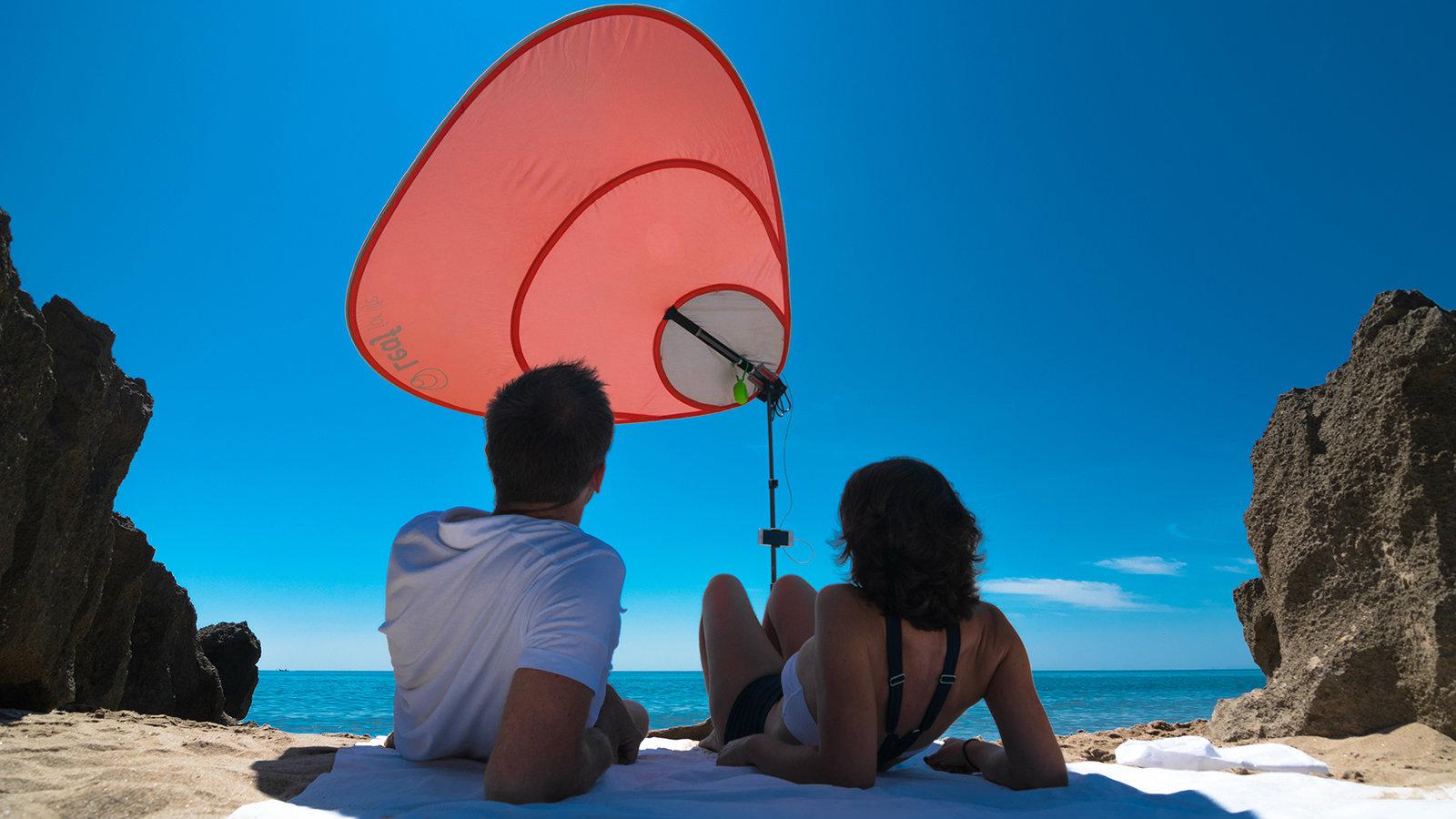 Ηλιακή ομπρέλα που φορτίζει το κινητό σου!