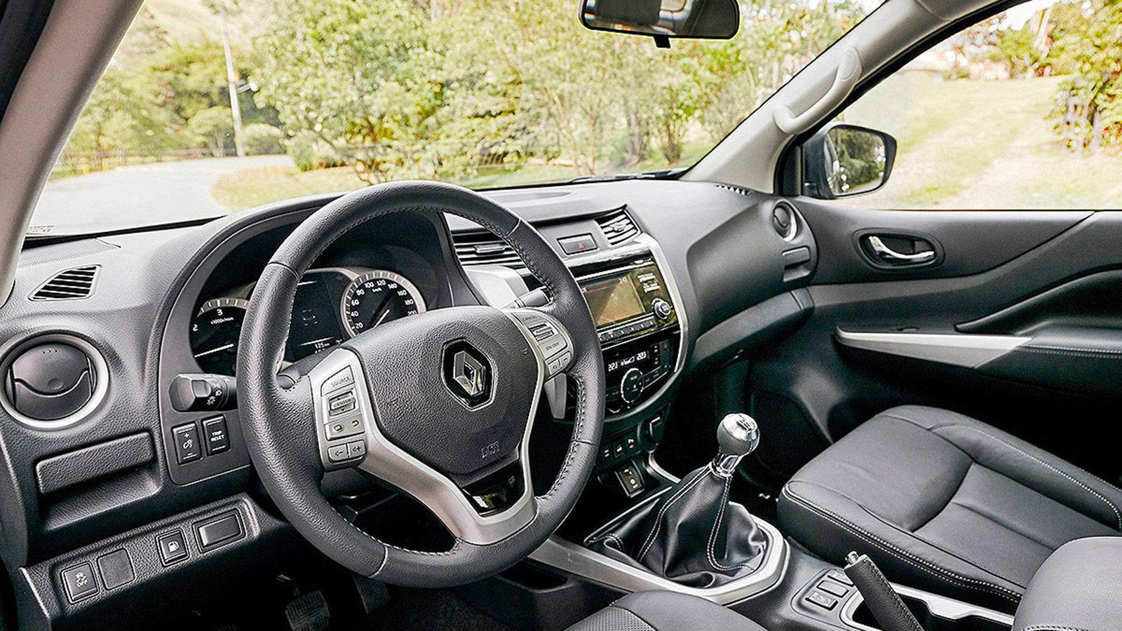 Οι εμπρός έχουν στη διάθεσή τους μέχρι και θερμαινόμενα καθίσματα, ενώ οι πίσω έχουν ανεξάρτητο έλεγχο στον κλιματισμό και αρκετό χώρο για τα πόδια κα