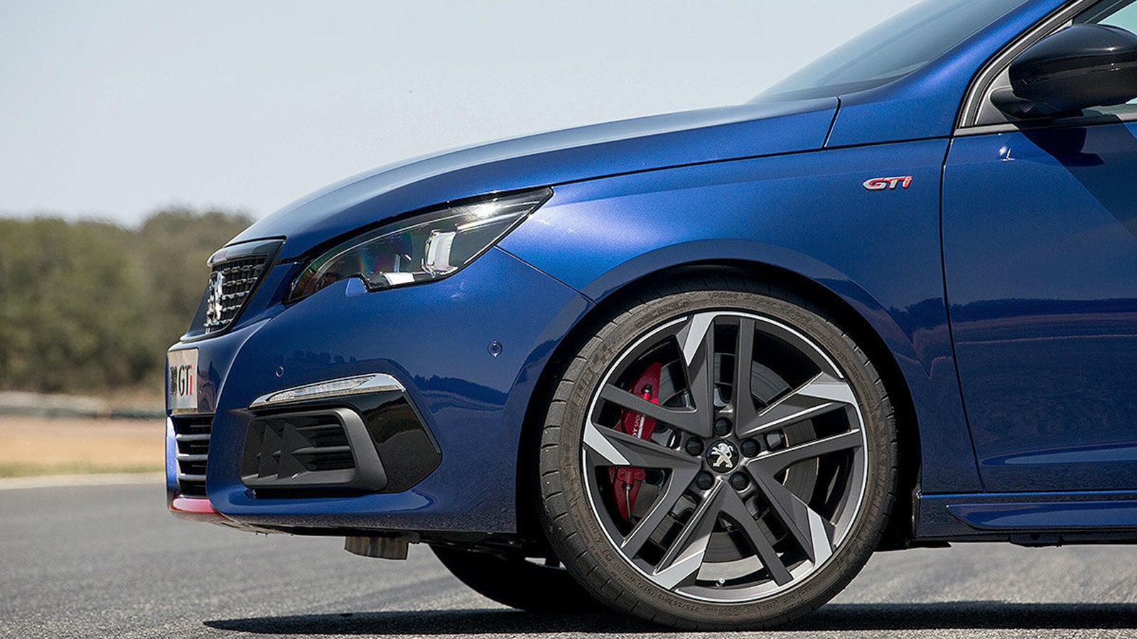 Στην κορυφαία sport έκδοση βρίσκουμε μπλοκέ διαφορικό, ζάντες 19 ιντσών με λάστιχα Michelin Pilot Supersport και δυνατότερα φρένα με δίσκους 380 χλστ.