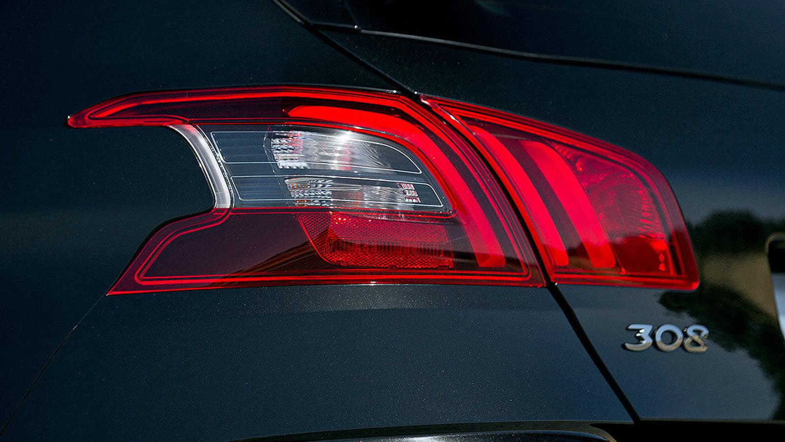 Τα πίσω φωτιστικά έχουν αποκτήσει τις χαρακτηριστικές τρεις διαγώνιες φωτεινές «στήλες» (όπως του 3008) αλλά το σχήμα τους έχει παραμείνει ίδιο.	