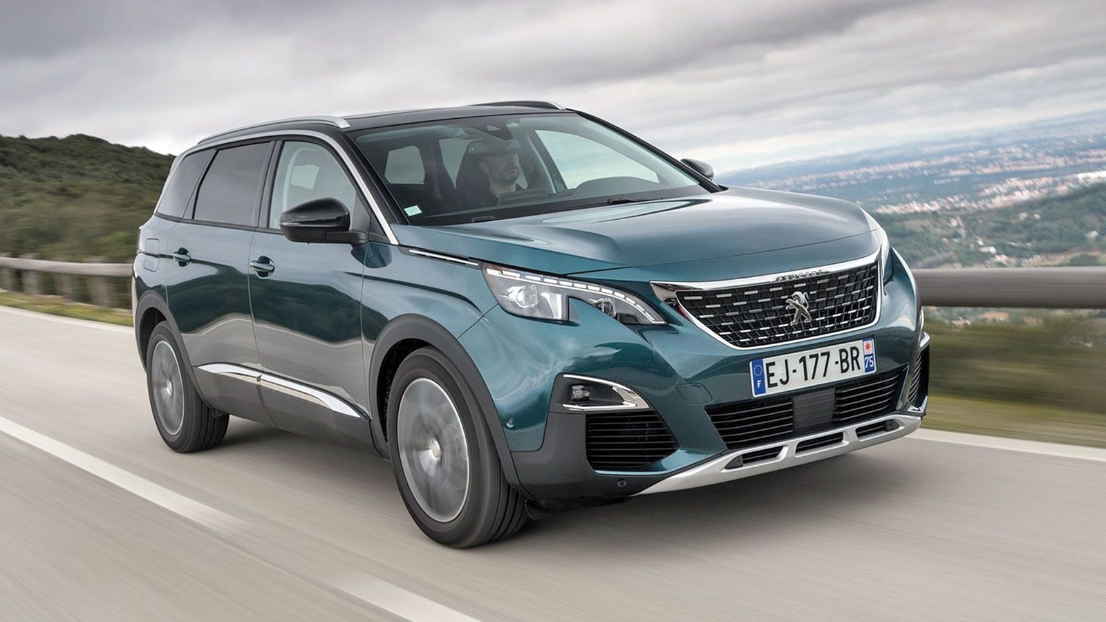 Με το νέο Peugeot 5008 η Peugeot επιχειρεί να μπει σε premium μονοπάτια, δελεάζοντας παράλληλα το αγοραστικό κοινό με τις value for money τιμές αγοράς