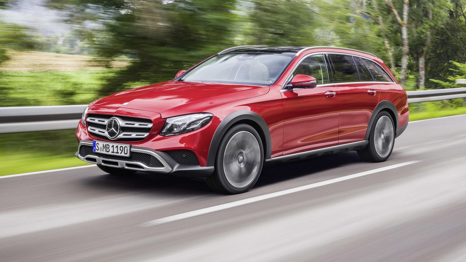 Η Mercedes-Benz αποκάλυψε την E-Class All-Terrain, που αποτελεί την crossover λογικής υπερυψωμένη έκδοση του station wagon μοντέλου της.