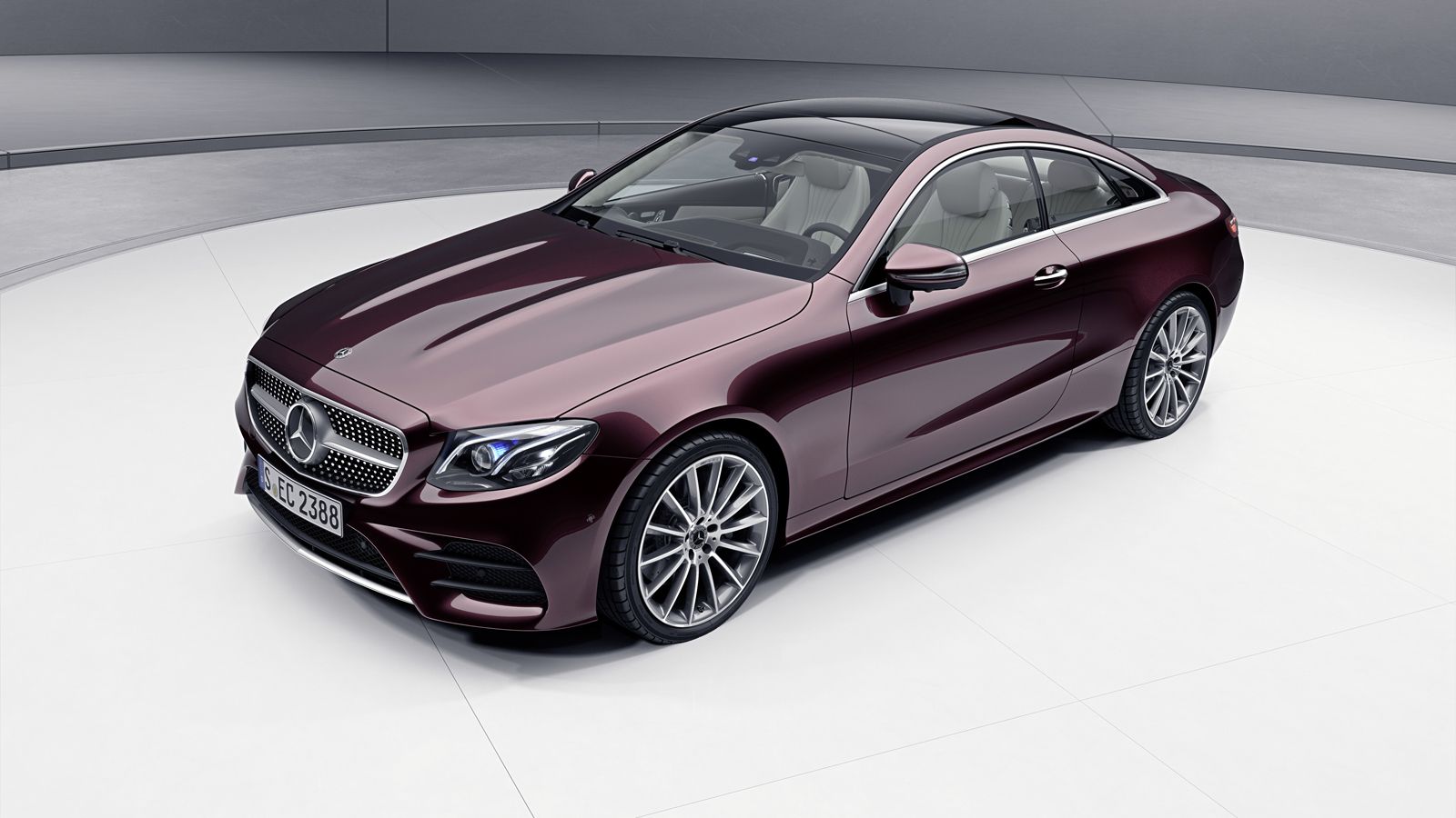 Το 2λιτρο turbo σύνολο που κινεί τις εκδόσεις E 350, αποκτά ήπια υβριδικά χαρακτηριστικά, χάρη στο νέο ηλεκτρικό κύκλωμα των 48 volt. Κάπως έτσι, η Me