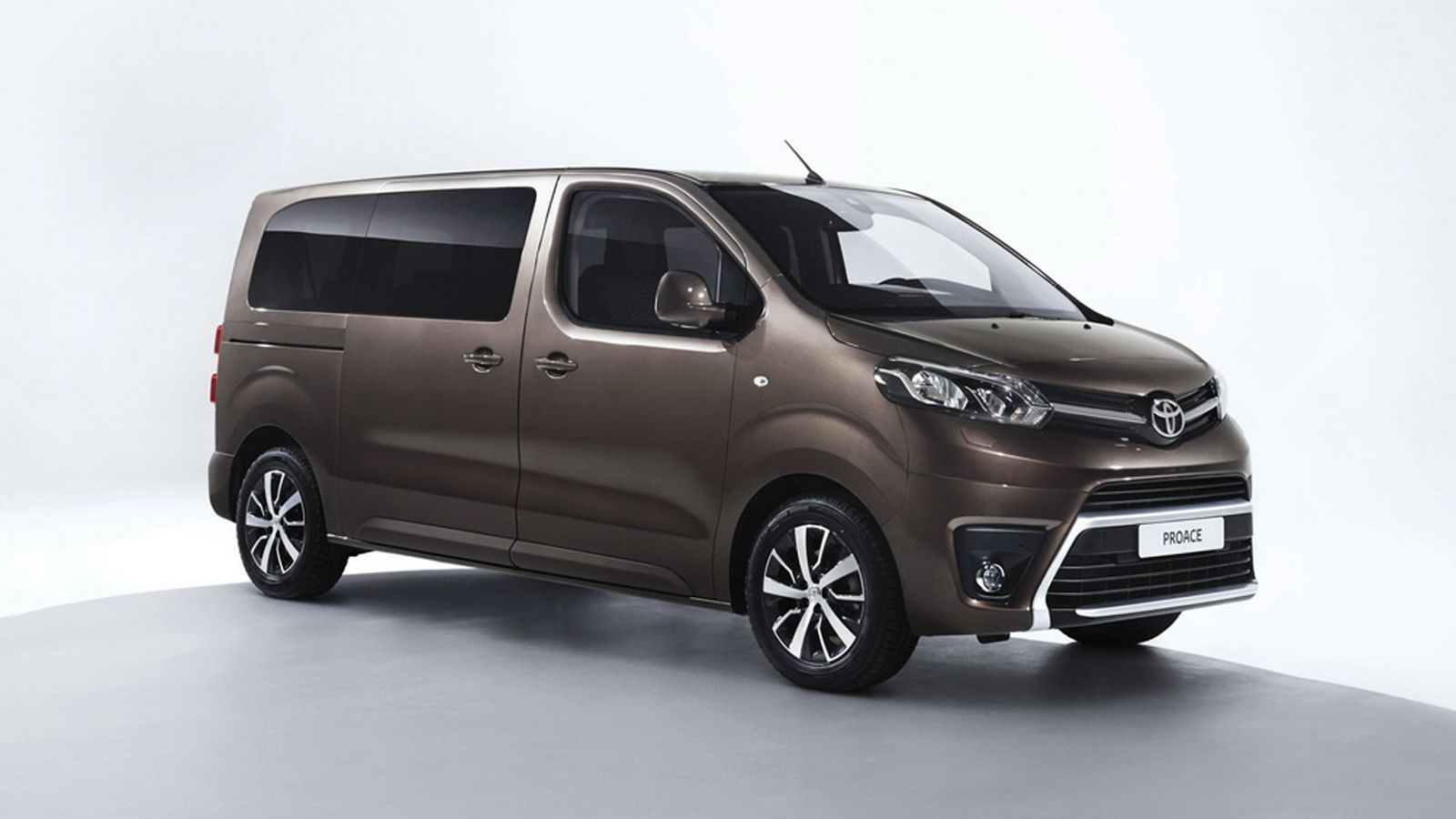 Εντός του έτους αναμένεται να λανσαριστεί στη χώρα μας το νέο Proace Verso, με τρία μήκη αμαξώματος (από 4,6 έως 5,3 μέτρα), τρεις σειρές καθισμάτων κ