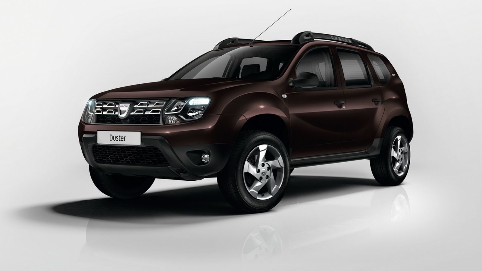 Προεξάρχον χαρακτηριστικό του Duster Essential είναι το καφέ -Tourmaline Brown- χρώμα του. Φέρει τα σχετικά λογότυπα, προφυλακτήρες στο χρώμα του αμαξ
