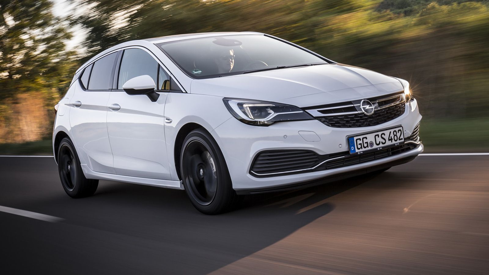 Για όσους δεν ενδιαφέρονται για τις επιδόσεις και την οδική συμπεριφορά του «κανονικού» Astra OPC (που αναμένεται), η Opel προσφέρει μια προσιτή εναλλ