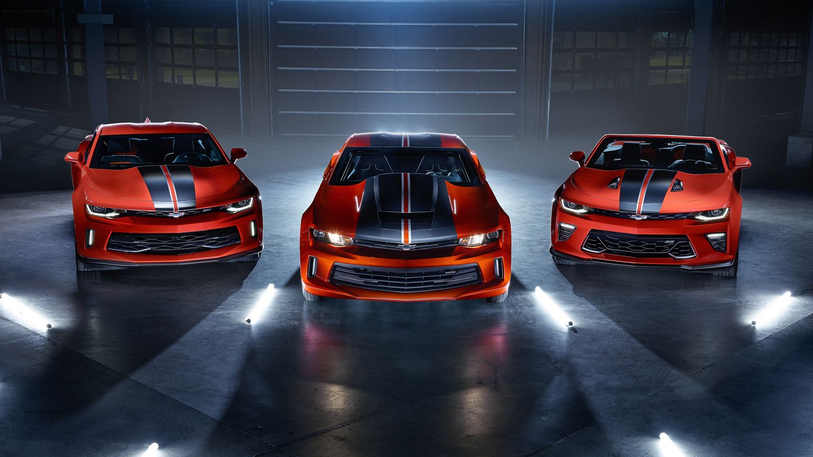 Η General Motors θα παρουσιάσει στο τέλος του μήνα στην έκθεση SEMA τη νέα Chevrolet COPO Camaro (κέντρο), αλλά και την Camaro Hot Wheels 50th Anniver