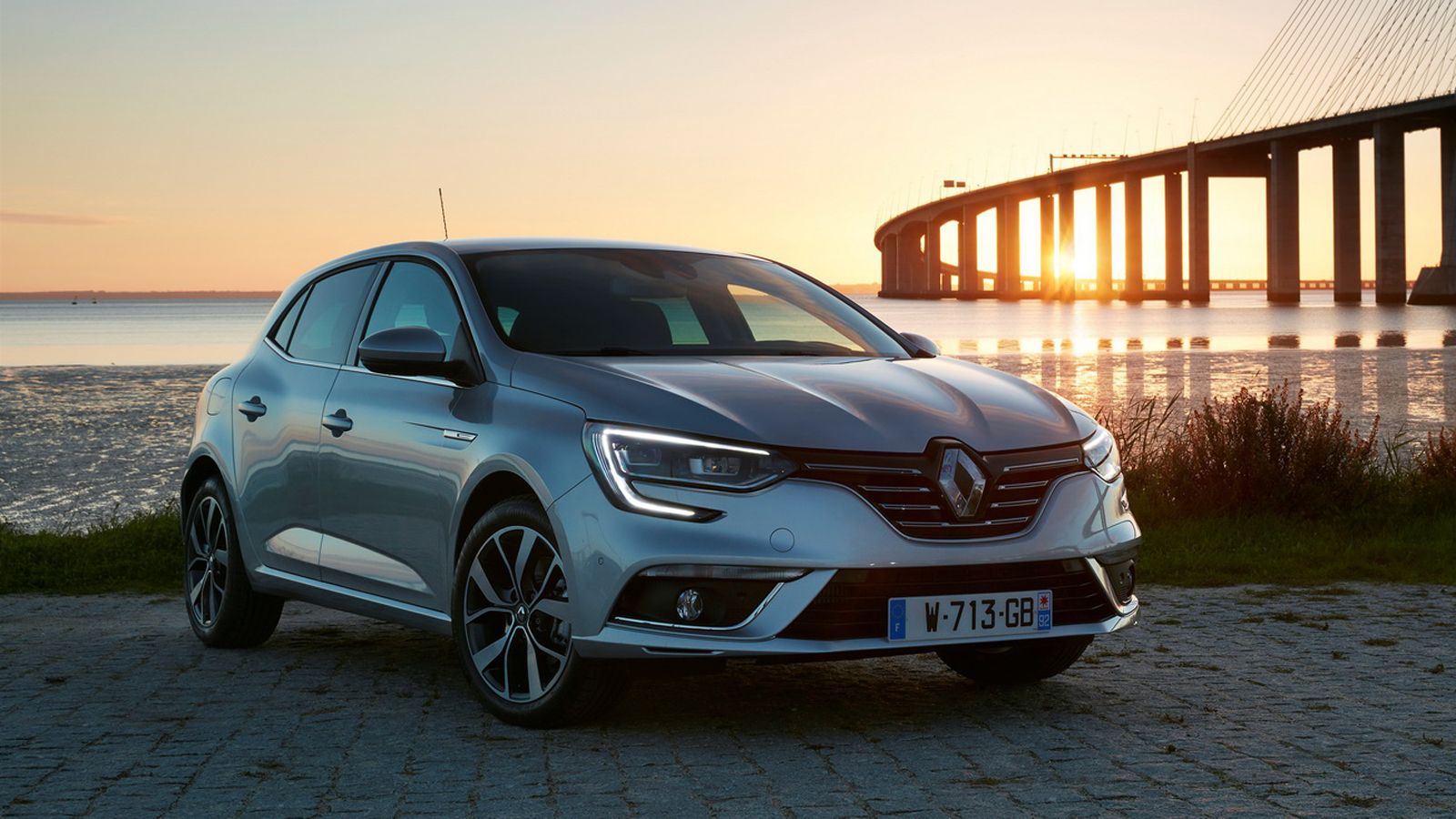 Το νέο Renault Megane TCe 165 χρειάζεται 8,2 δλ. για το 0-100, ενώ η τελική του ταχύτητα ανέρχεται στα 215 χλμ./ώρα. Η μέση κατανάλωση ορίζεται στα 6,