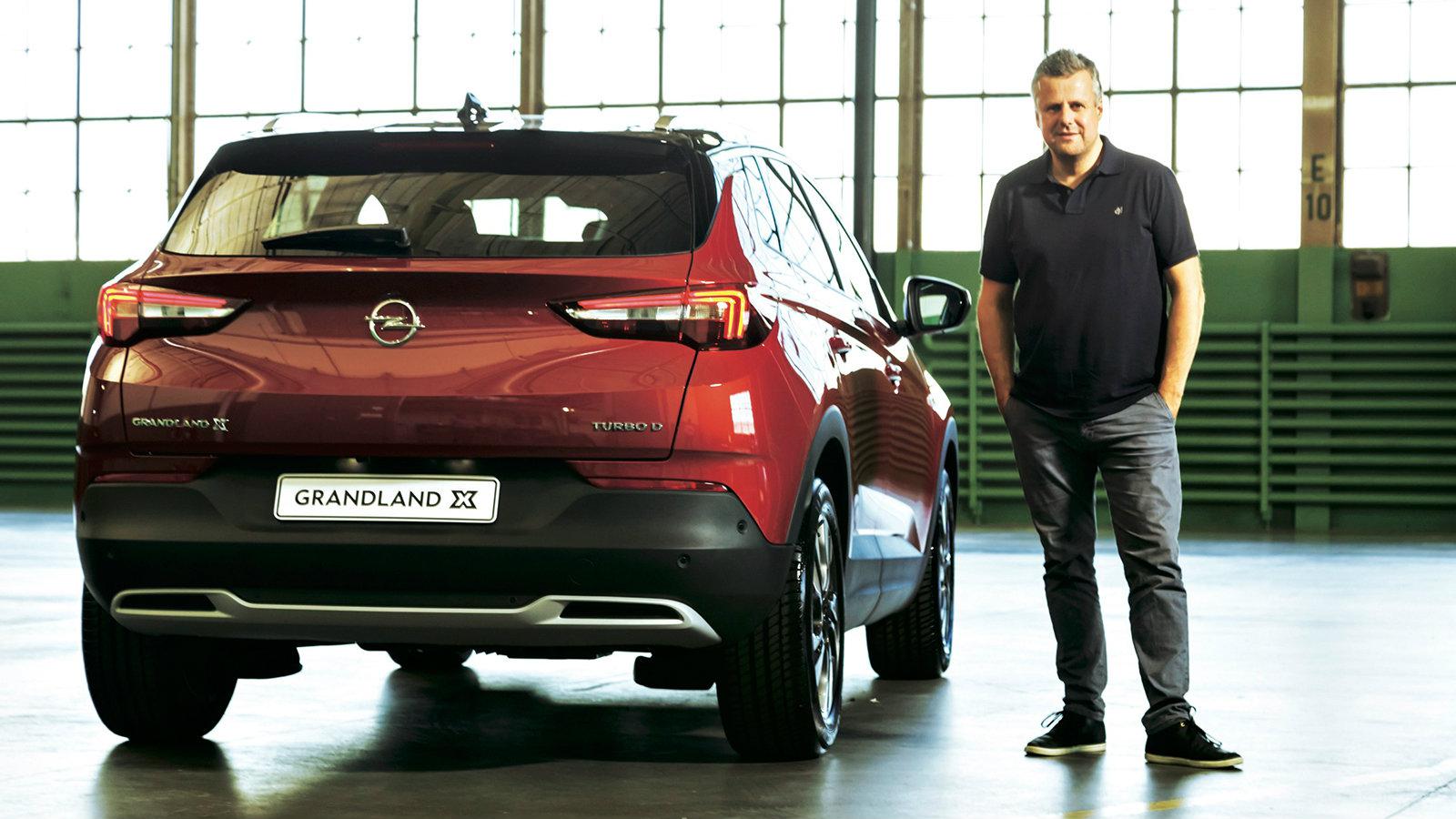 Τυπική σχεδίαση Opel, με πολλές γωνίες και ακμές αλλά και τα LED πίσω φώτα που κάνουν το Grandland X να φαίνεται ιδιαίτερα εντυπωσιακό.
