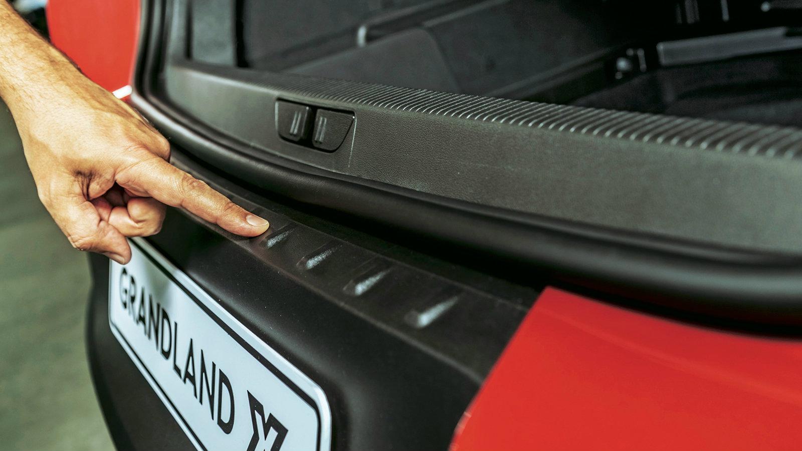 Η πίσω ποδιά δεν είναι βαμμένη ολόκληρη. Όσοι έχουν σκύλο, ξέρουν: έτσι, δεν υπάρχει πρόβλημα με τις γρατσουνιές από τα νύχια του τετράποδου φίλου.