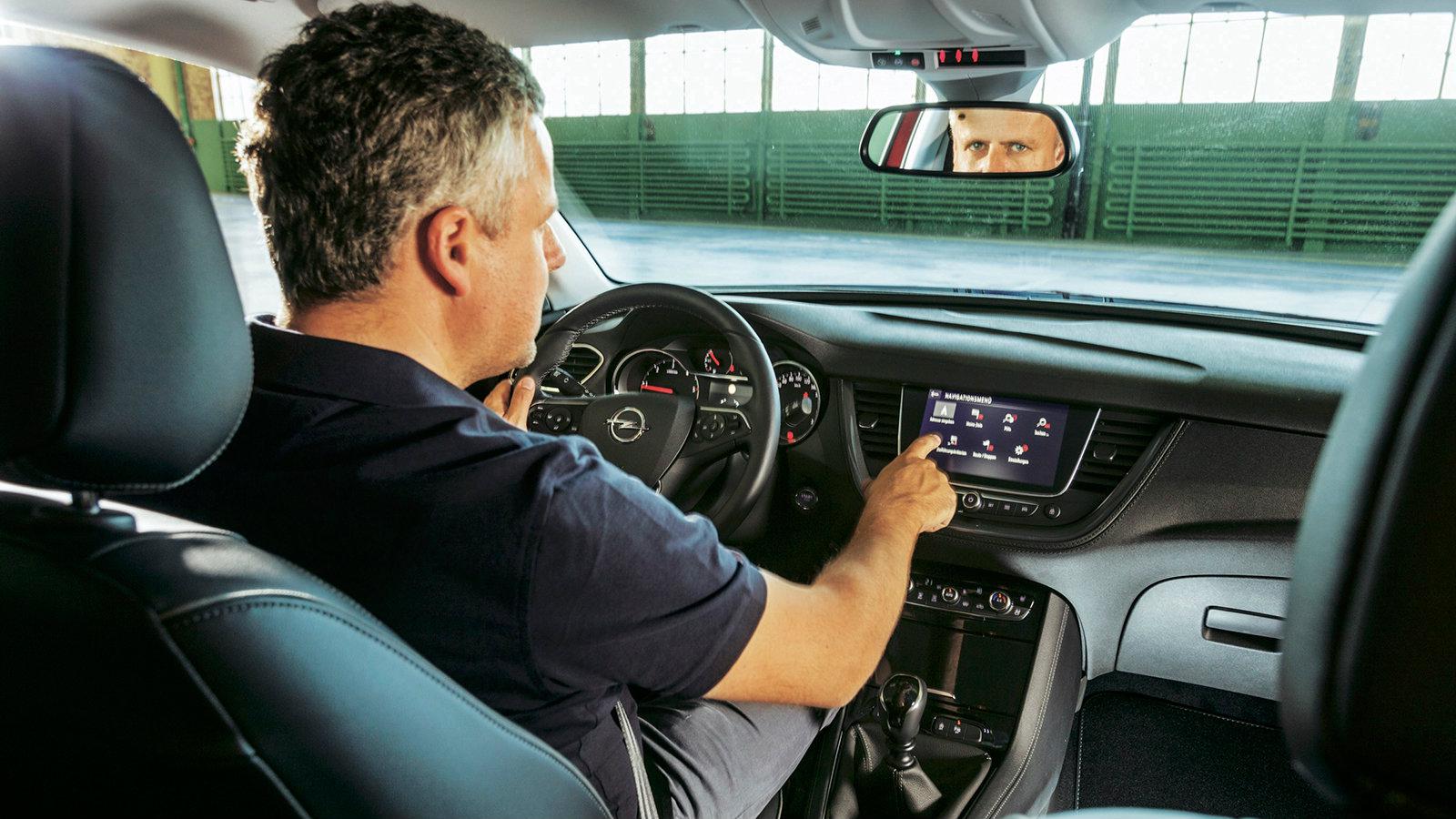 Ο πίνακας των οργάνων είναι ευανάγνωστος και με την ίδια διάταξη όμως και στα Astra και Insignia. Η μεγάλη οθόνη αφής δεξιά, είναι μέσα στο πεδίο ορατ