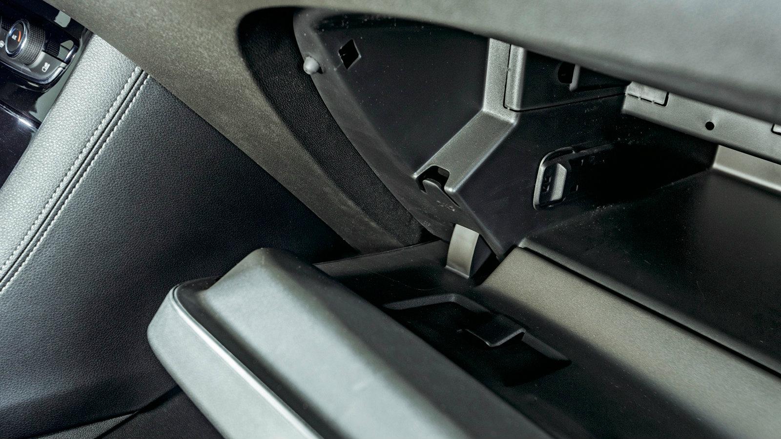 Στο ντουλαπάκι του συνοδηγού, υπάρχει ένας μικρός γάντζος. Κρεμάς μια σακούλα για τα σκουπίδια και... καθάρισες- κυριολεκτικά! 