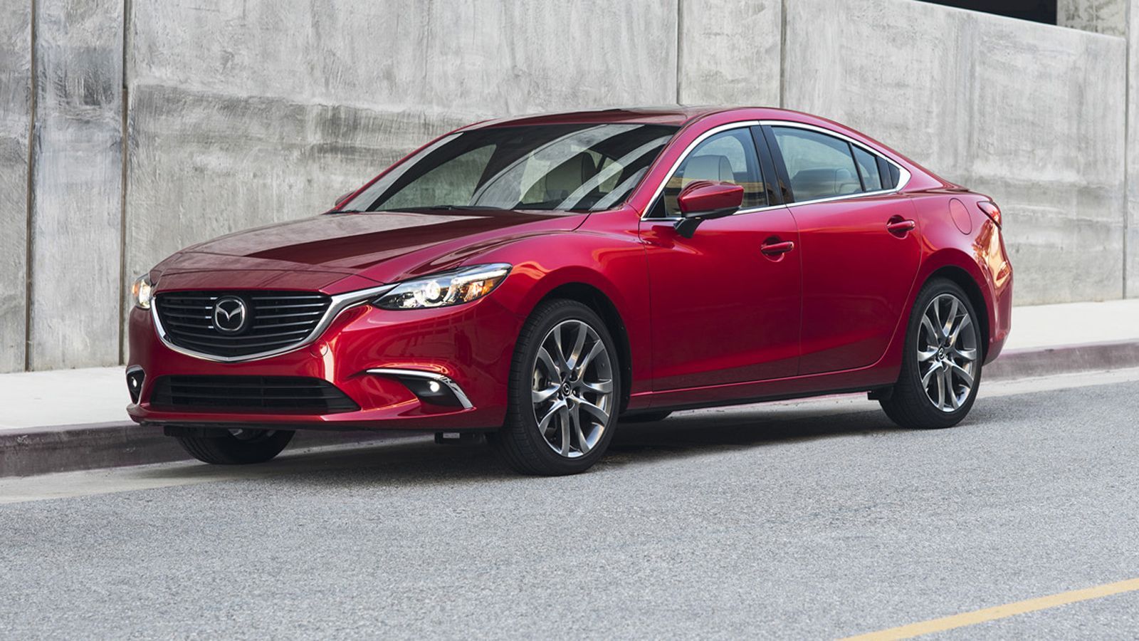 Μερική αναβάθμιση για το ιαπωνικό sedan. Δείτε τις αλλαγές σε όλα τα επίπεδα.