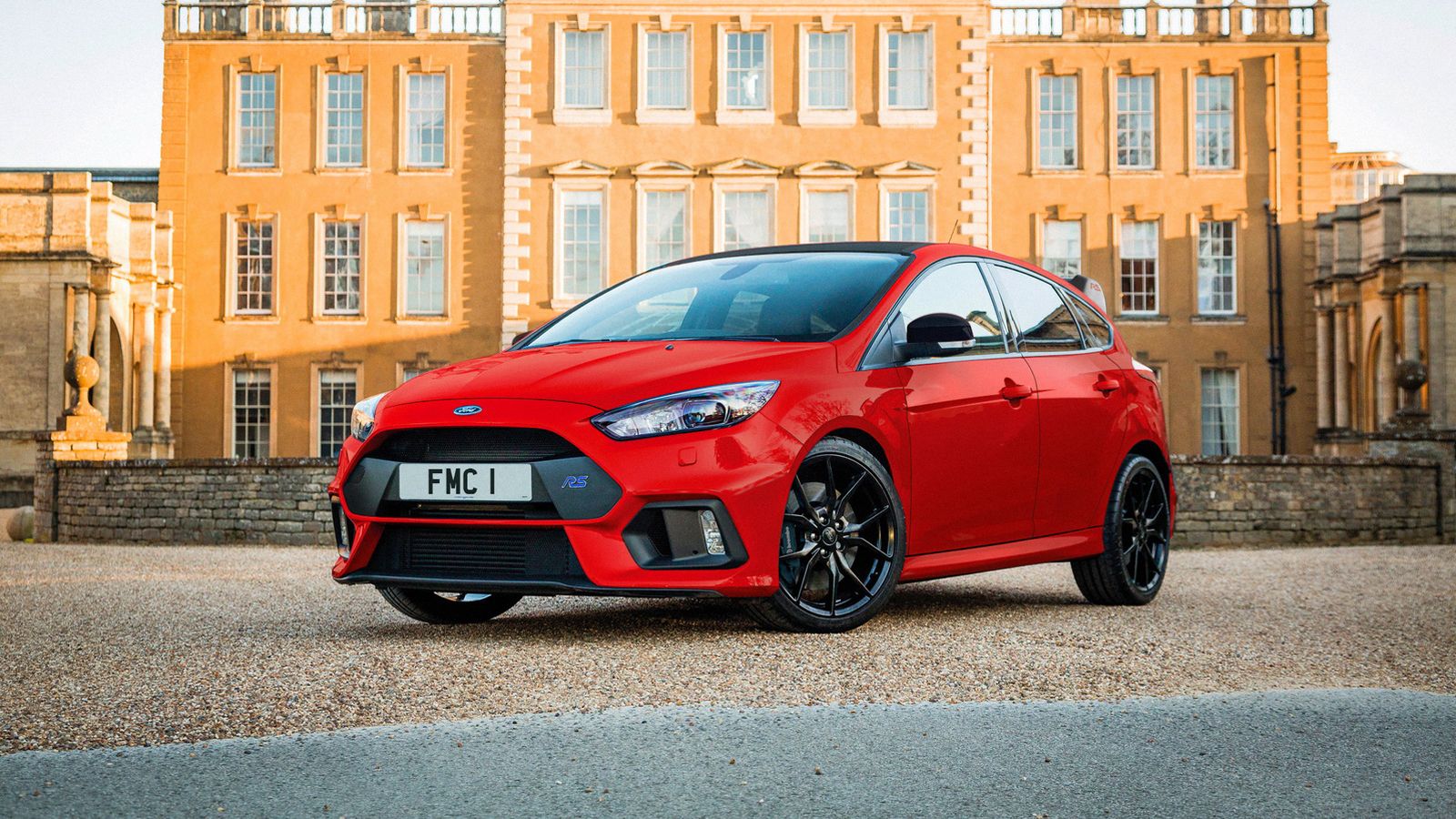 Το Focus RS Red Edition ξεχωρίζει από τη νέα απόχρωση Race Red, ενώ φέρει γκρι δαγκάνες φρένων και μαύρης απόχρωσης τροχούς 19 ιντσών, οροφή, καπάκια 