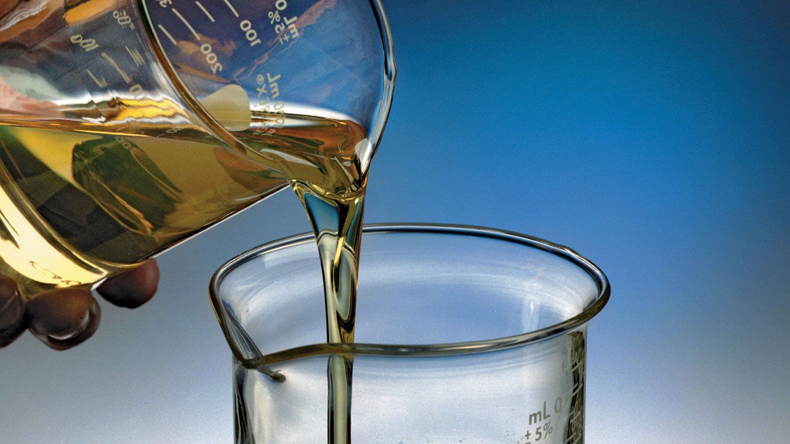 Τα λιπαντικά των κινητήρων πετρελαίου διαθέτουν ορισμένες ιδιότητες, ώστε να συμβάλλουν στην εύρυθμη λειτουργία του κινητήρα, αλλά και για το σωστό πο