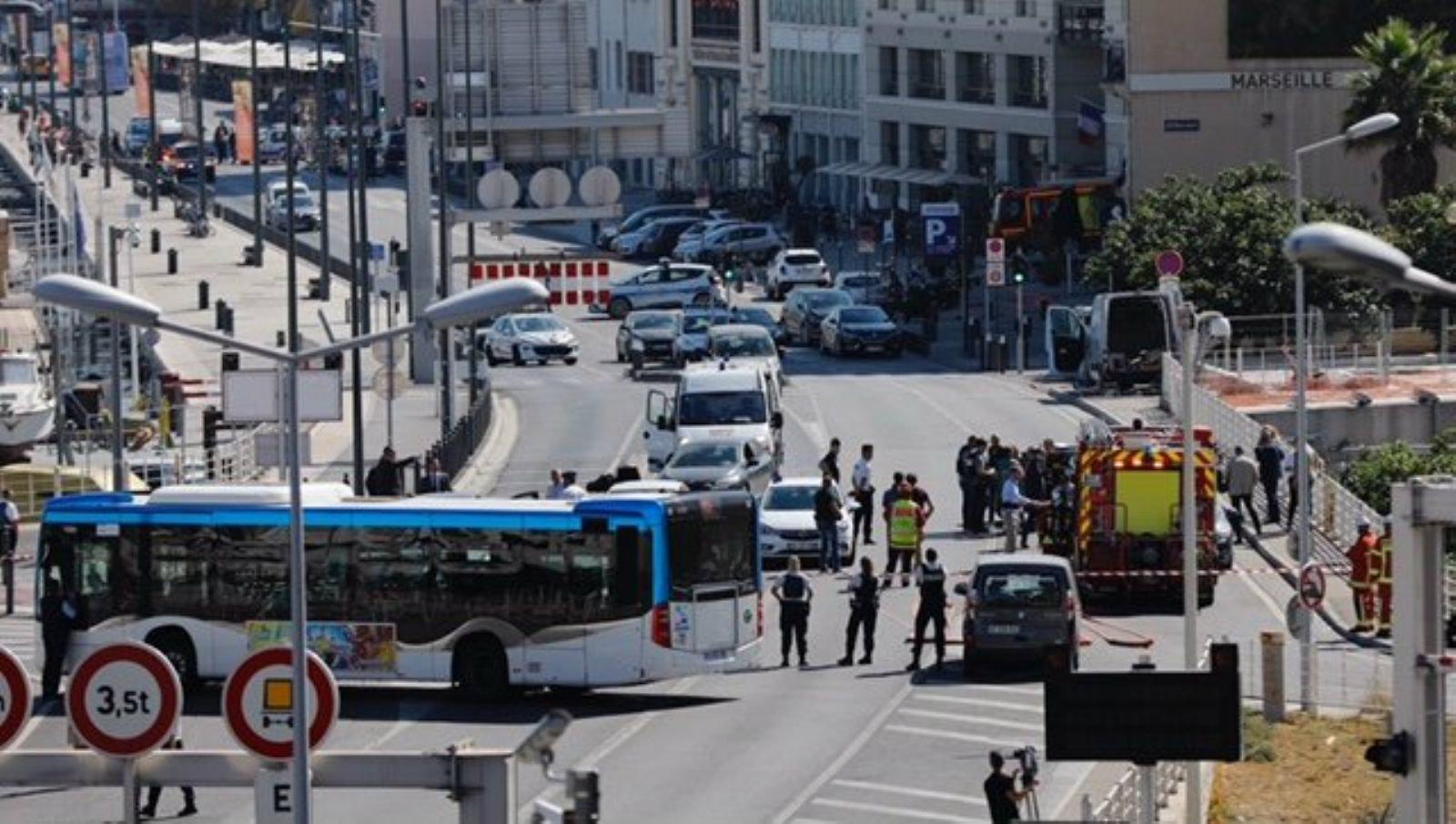 Σύγκρουση αυτοκινήτου με στάση λεωφορείου στη Μασσαλία