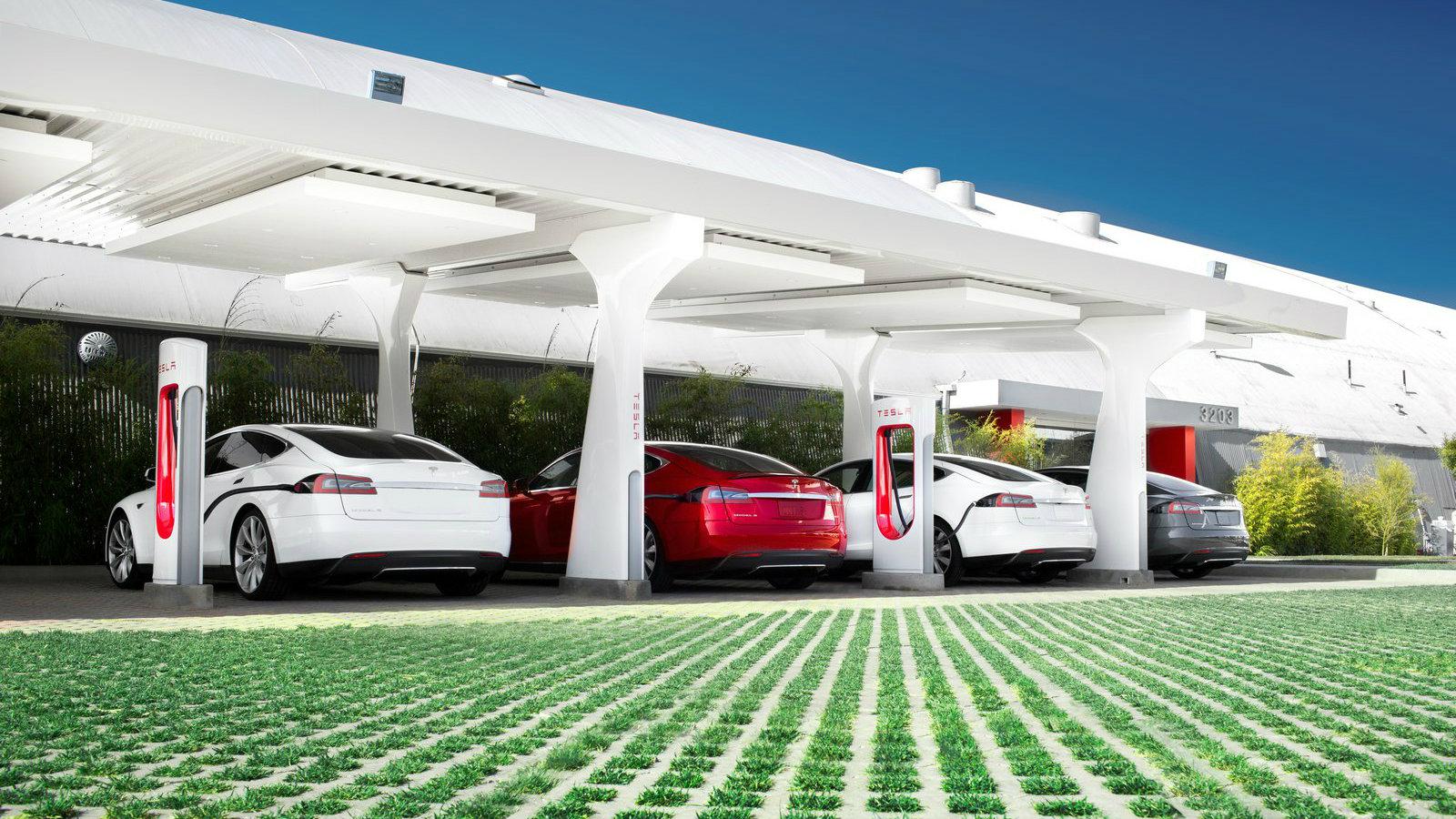 Η Tesla αυξάνει τα «βενζινάδικα» της