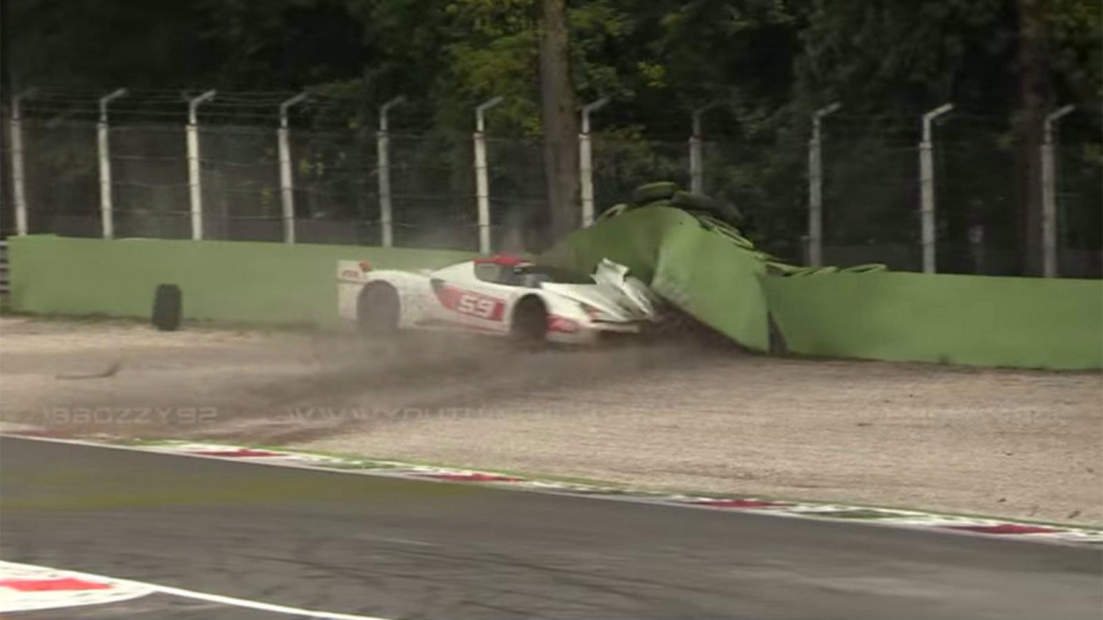 Κατεστραμμένη έφυγε από την πίστα της Monza στην Ιταλία μία Ferrari FXX Evoluzione. 