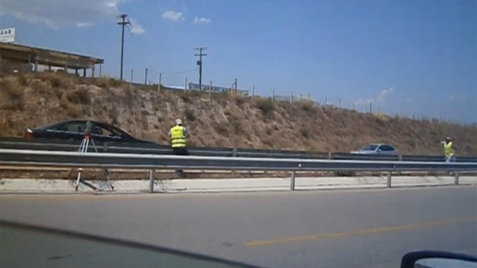 Οδηγός «ΧΑΡΟΣ» βρίσκεται στο αντίθετο ρεύμα της Εθνικής Οδού και θέλει να πιάσει και κουβέντα.