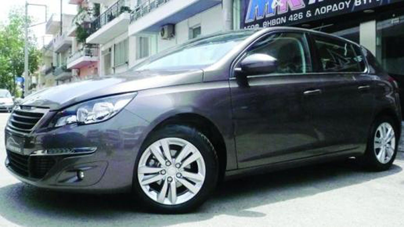 Μπορεί αυτό το Peugeot 308 να είναι μεταχειρισμένο, αλλά με μόλις 6 μήνες στις πλάτες του και 11.000 χλμ. ουσιαστικά είναι καινούργιο!