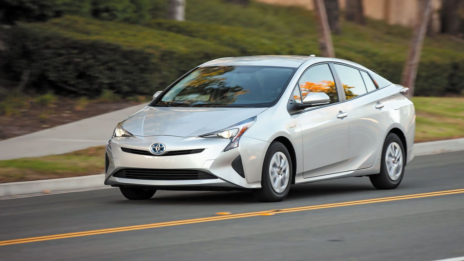 Οδηγούμε το νέο, 4ης γενιάς, υβριδικό Toyota Prius και σας μεταφέρουμε τις εντυπώσεις μας.