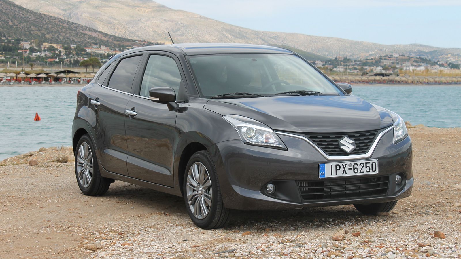 Οδηγούμε τη νέα εκδοχή του Suzuki Baleno, που ετοιμάζεται να «δοκιμαστεί» στην κατηγορία των μικρών μοντέλων, τοποθετούμενο στο άνω άκρο της.