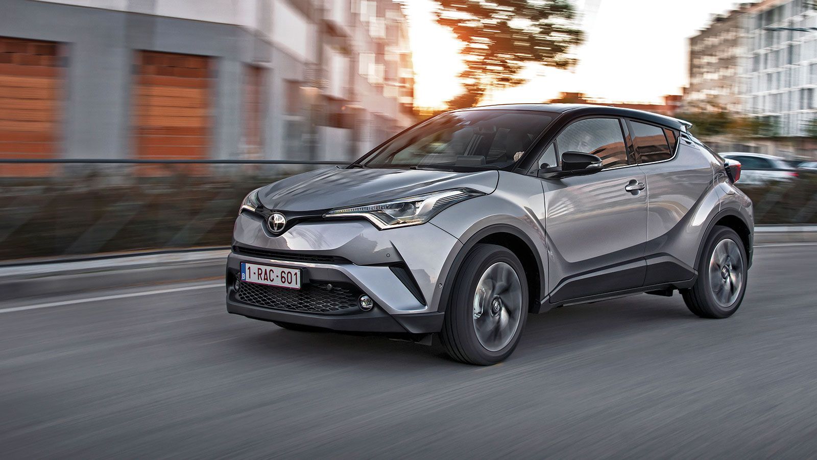 Το Toyota C-HR είναι σταθερό στον δρόμο και έχει σπορτίφ οδική συμπεριφορά.