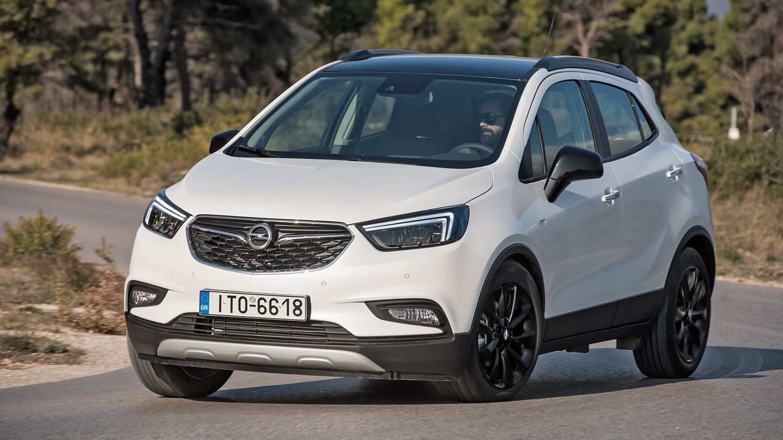 Η ανάρτηση του Mokka X είναι σφιχτή και επηρεάζει την παρεχόμενη άνεση των επιβατών, ωστόσο από την άλλη του προσδίδει ενδιαφέρουσα οδική συμπεριφορά 