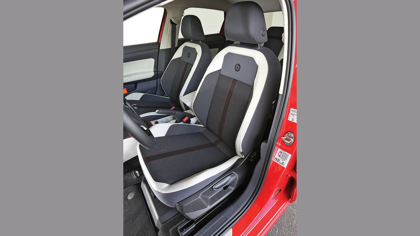 Η απόλυτη άνεση: Στο πίσω κάθισμα υψηλόσωμοι επιβάτες θα καθίσουν πολύ άνετα, έχοντας πολύ χώρο για τα πόδια και τα κεφάλια τους. Το ίδιο ισχύει και γ