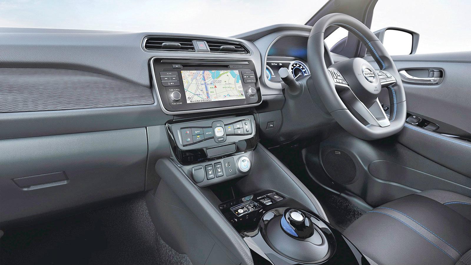 Μεγάλα όργανα και οθόνη ελέγχου στο εσωτερικό. Η σχεδίαση του πίσω μέρους δείχνει πολύ πιο φρέσκια σε σχέση με το παρελθόν.