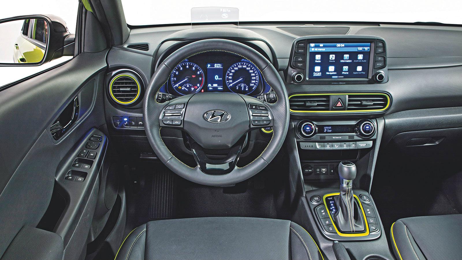 Στην καμπίνα η οθόνη των 8 ιντσών ξεχωρίζει και είναι μέρος του έξτρα εξοπλισμού.
