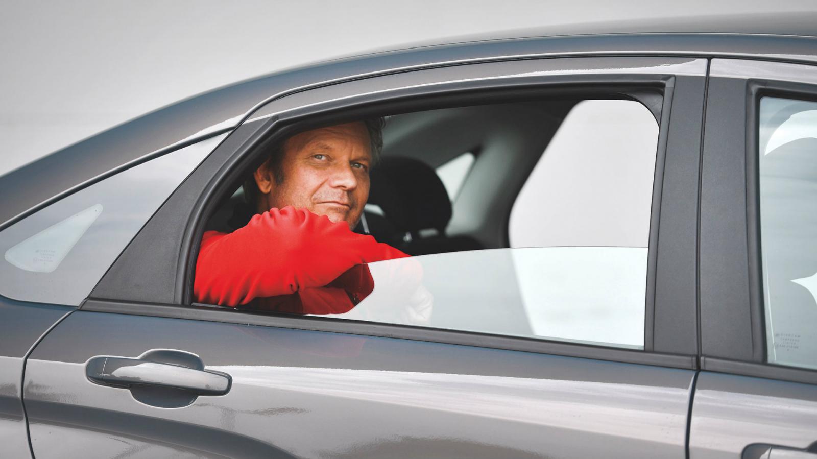 Στο πίσω κάθισμα του Vesta, o δοκιμαστής μας δεν νιώθει καθόλου άσχημα –όμως το παράθυρο δεν κατεβαίνει τελείως.