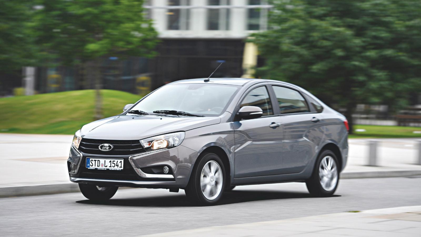 Στο πίσω κάθισμα του Vesta, o δοκιμαστής μας δεν νιώθει καθόλου άσχημα –όμως το παράθυρο δεν κατεβαίνει τελείως. 