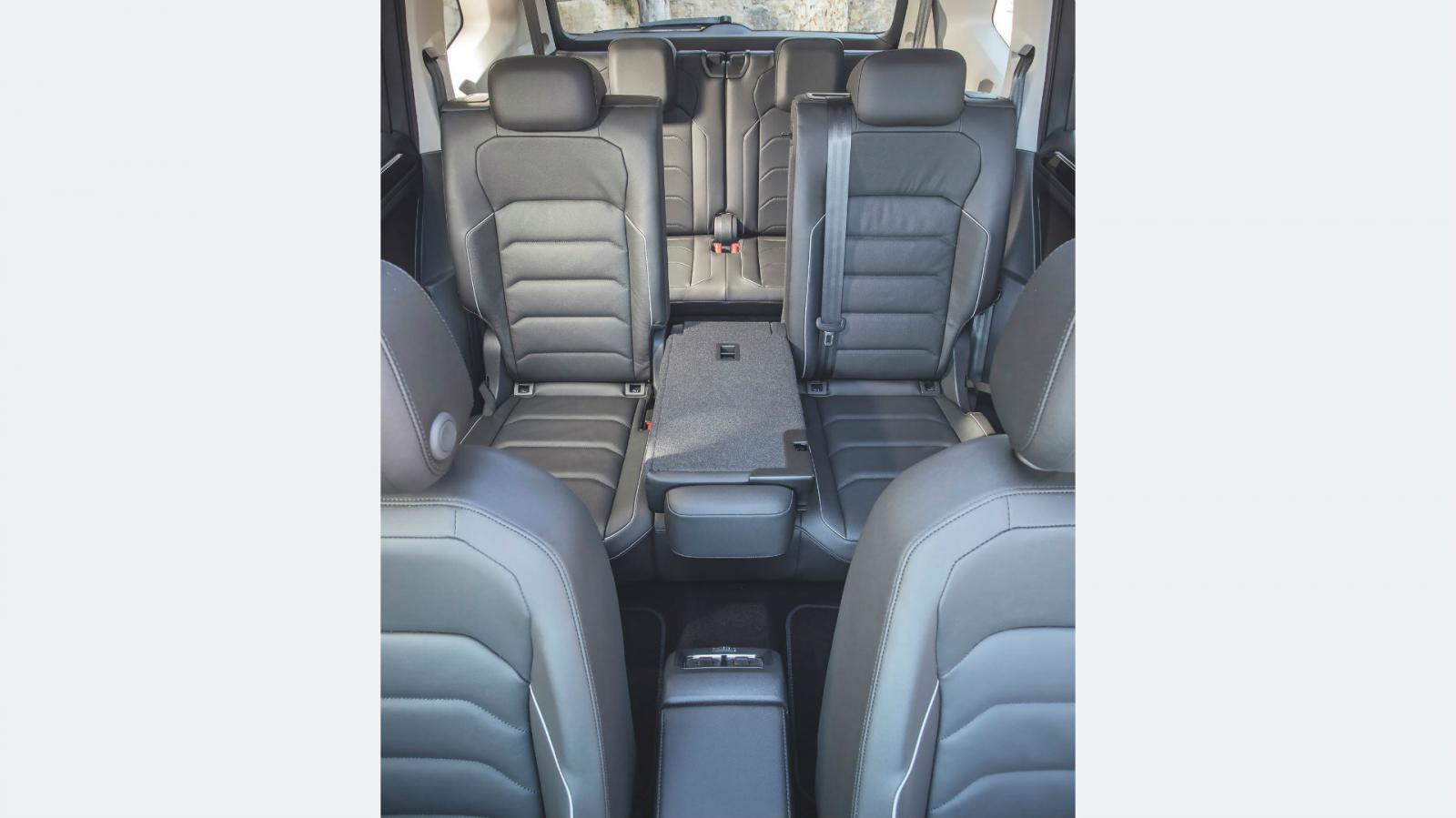 Τρεις σειρές καθισμάτων, με την μεσαία να διαιρείται σε ποσοστό 40:20:40 –πανομοιότυπο με το Skoda Kodiaq. 