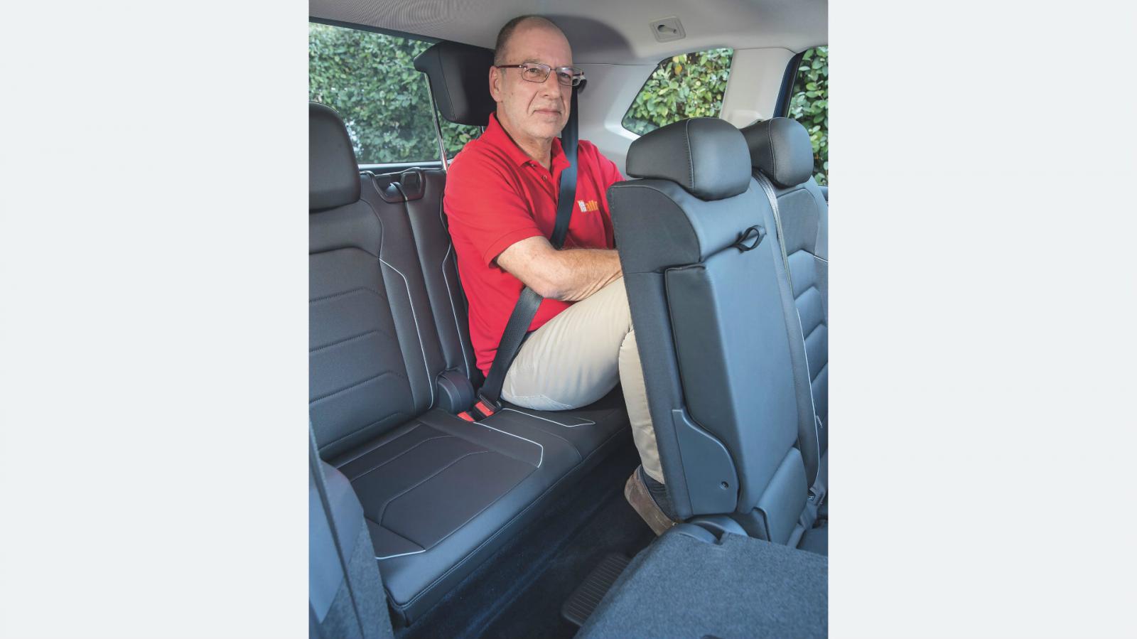 Η τέρμα πίσω σειρά καθισμάτων είναι στριμωχτή για ενήλικες-για παιδιά τα πράγματα είναι καλύτερα. 