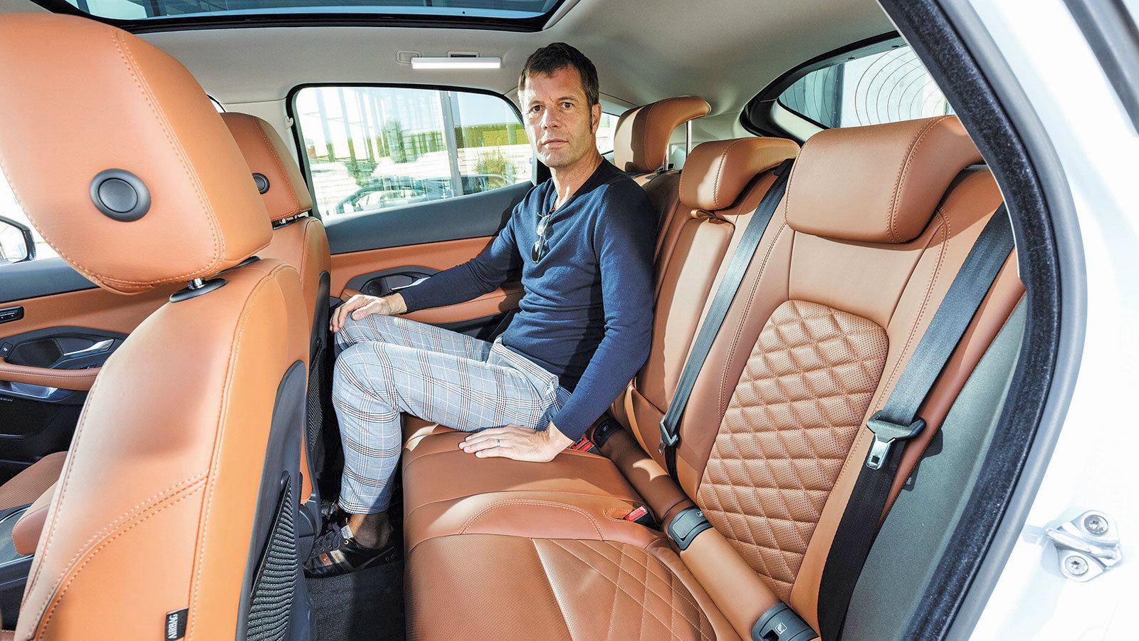 Όρθια οθόνη και αεραγωγοί για το μεγάλο Volvo, ενώ νέος είναι ο επιλογέας ταχυτήτων. Και το καλαθάκι σκουπιδιών στο κέντρο της κονσόλας.