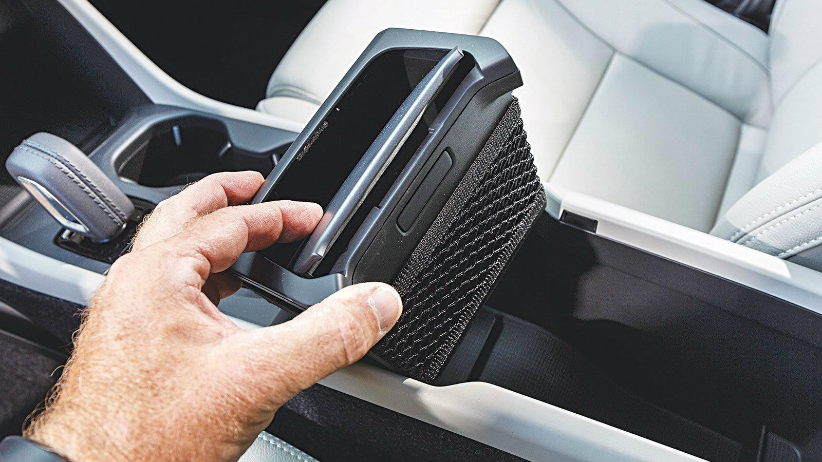 Μια χειρολαβή δίπλα στον επιλογέα ταχυτήτων, ενώ πίσω τα πράγματα είναι στενά. Αλλά είναι σπορ και το τονίζει και με τις ανοικτές απολήξεις τις εξάτμι