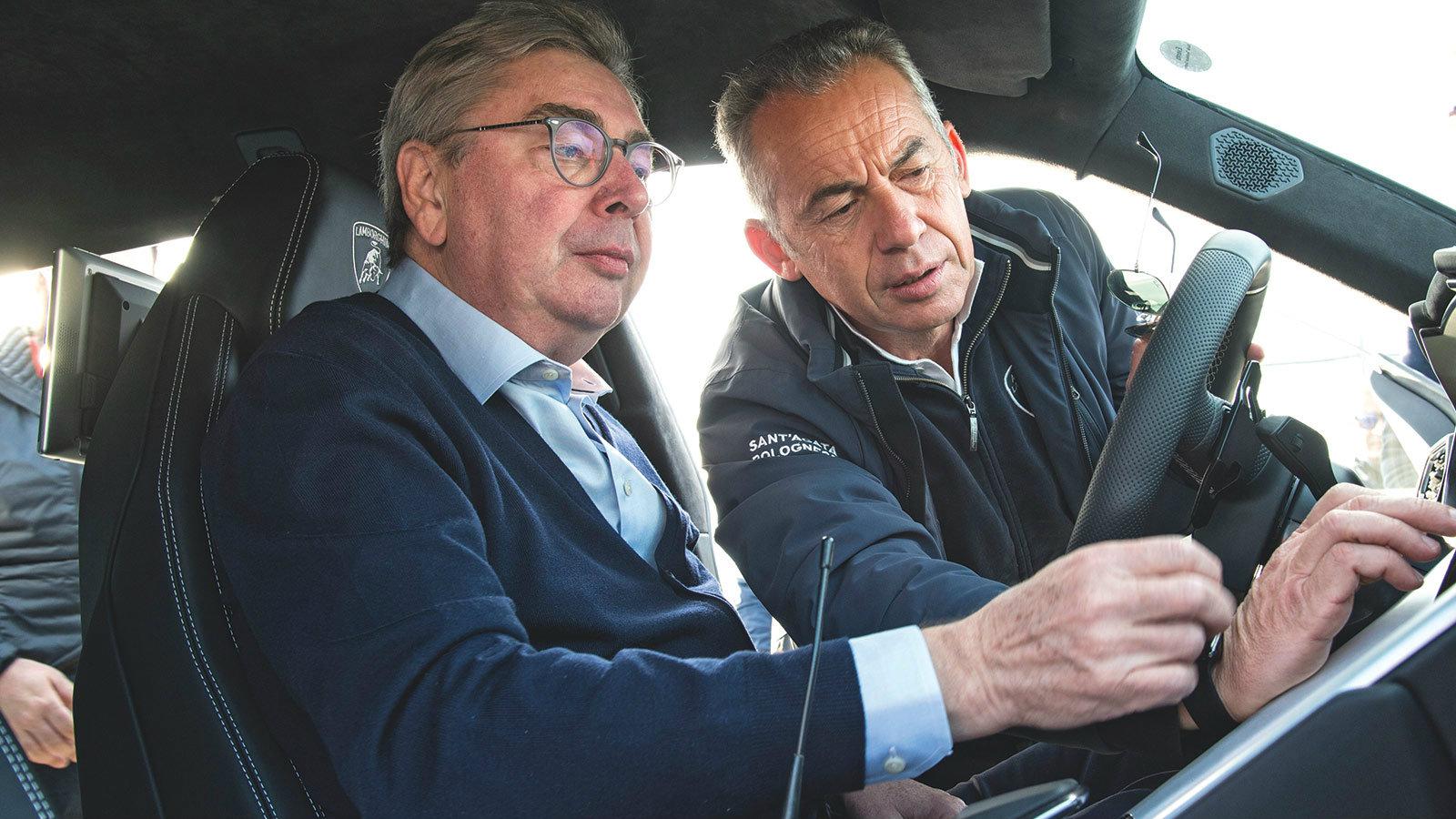 Η πρώτη επαφή με το εσωτερικό της Urus.