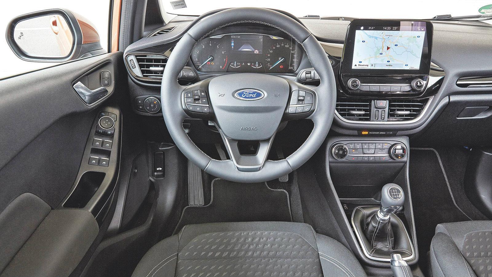 Καινούργια η οθόνη αφής που συνδέεται με το κινητό. Έχει κορυφαία απτή ποιότητα. Χωροταξικά τα πάει πολύ καλά.