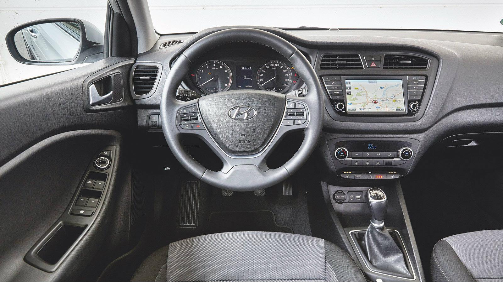 Τακτοποιημένο κοκπίτ χωρίς ακρότητες και με χώρους μικρομεσαίου. Μοναδική παραφωνία το υψηλό κατώφλι φόρτωσης.