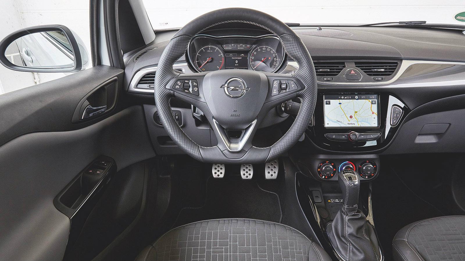 Τυπικό Opel με στενά καθίσματα και όμορφη σχεδίαση.