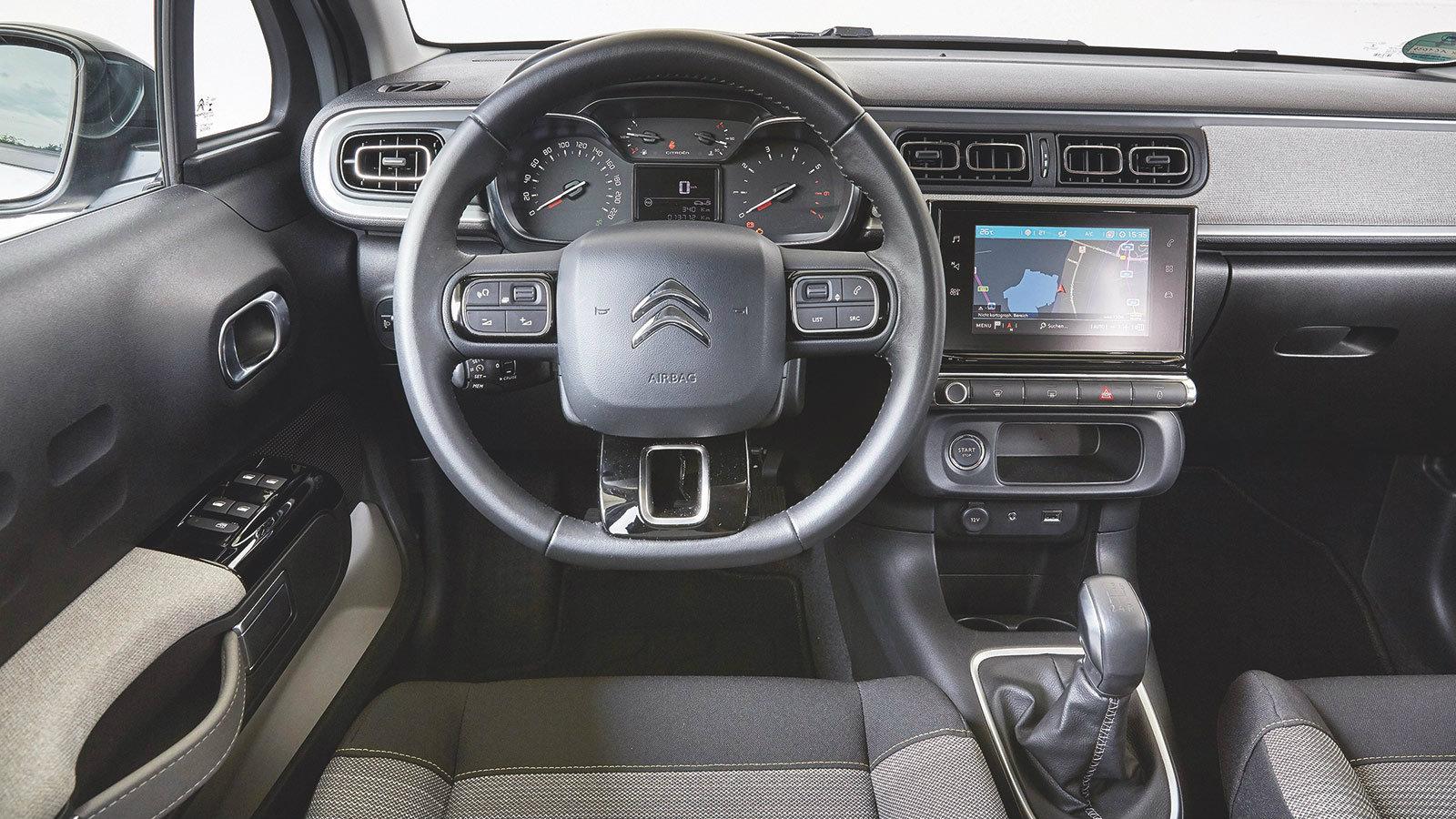 Η οθόνη είναι σχετικά ψηλά τοποθετημένη. Τα καθίσματα σαν καναπέδες.