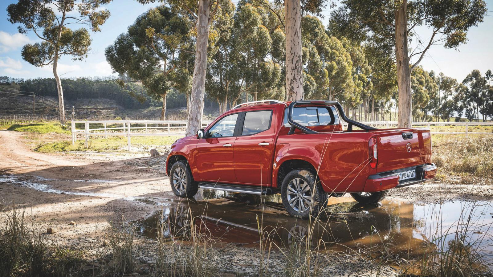 Ο τετρακύλινδρος κινητήρας συνεργάζεται με απλή τετρακίνηση, στην βασική έκδοση, δεν διαθέτει ούτε και αυτή.