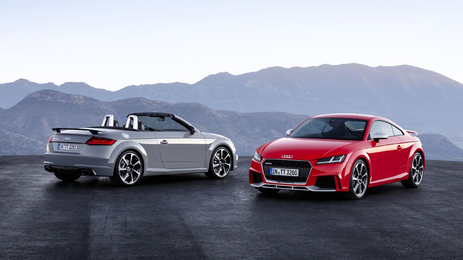 Αυτά είναι τα νέα κορυφαία Audi TT RS Coupe και TT RS Roadster των 400 ίππων.